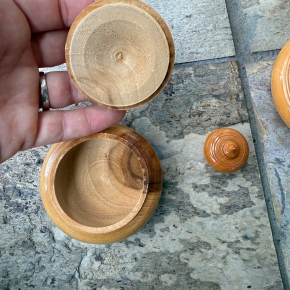 Primitive Hand Turned Wood Working Art Vases -Lidded-Mini-Cup-Bowl Vintage Lot. - Picture 5 of 10